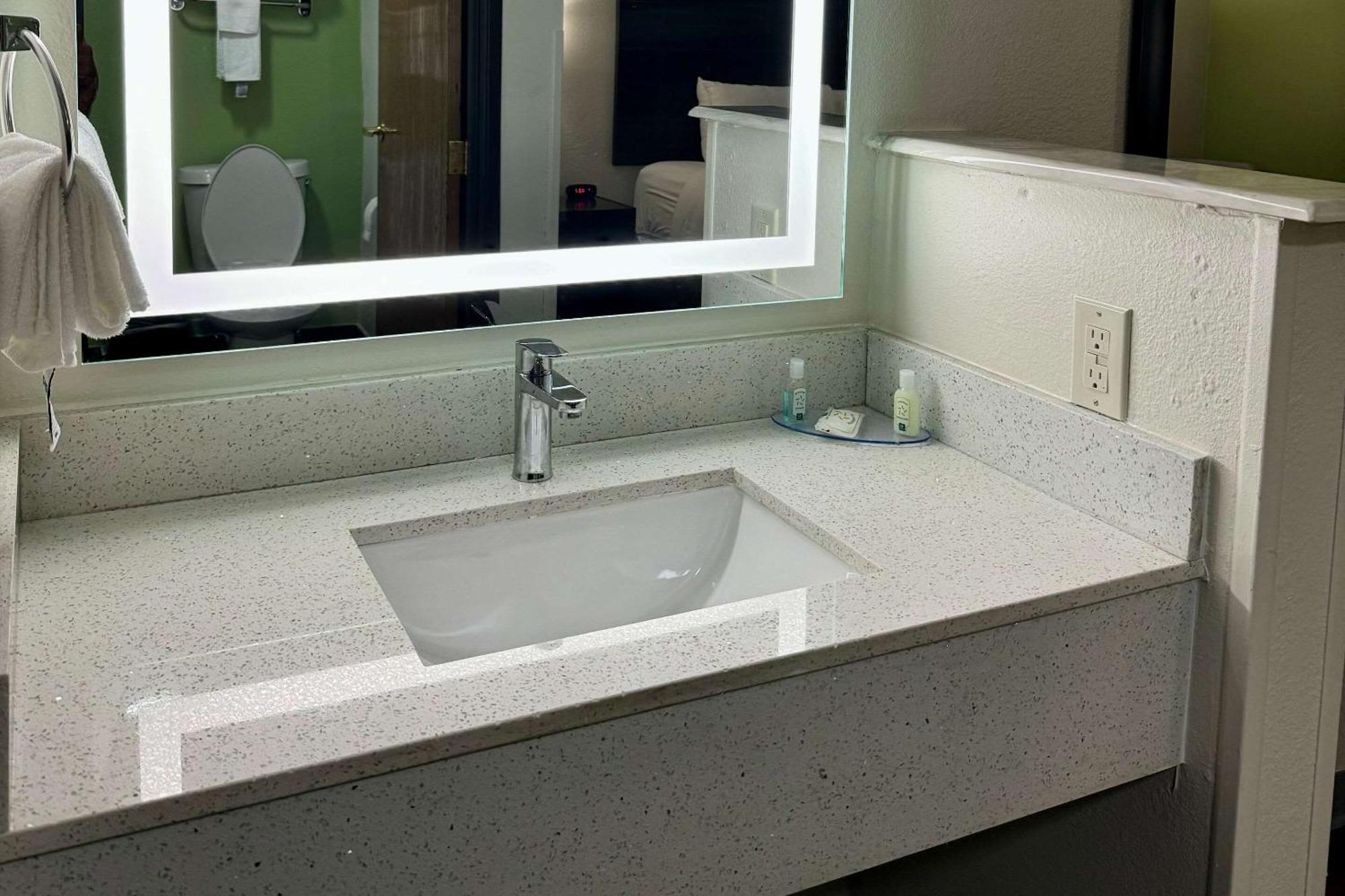 Quality Inn Sulphur Buitenkant foto